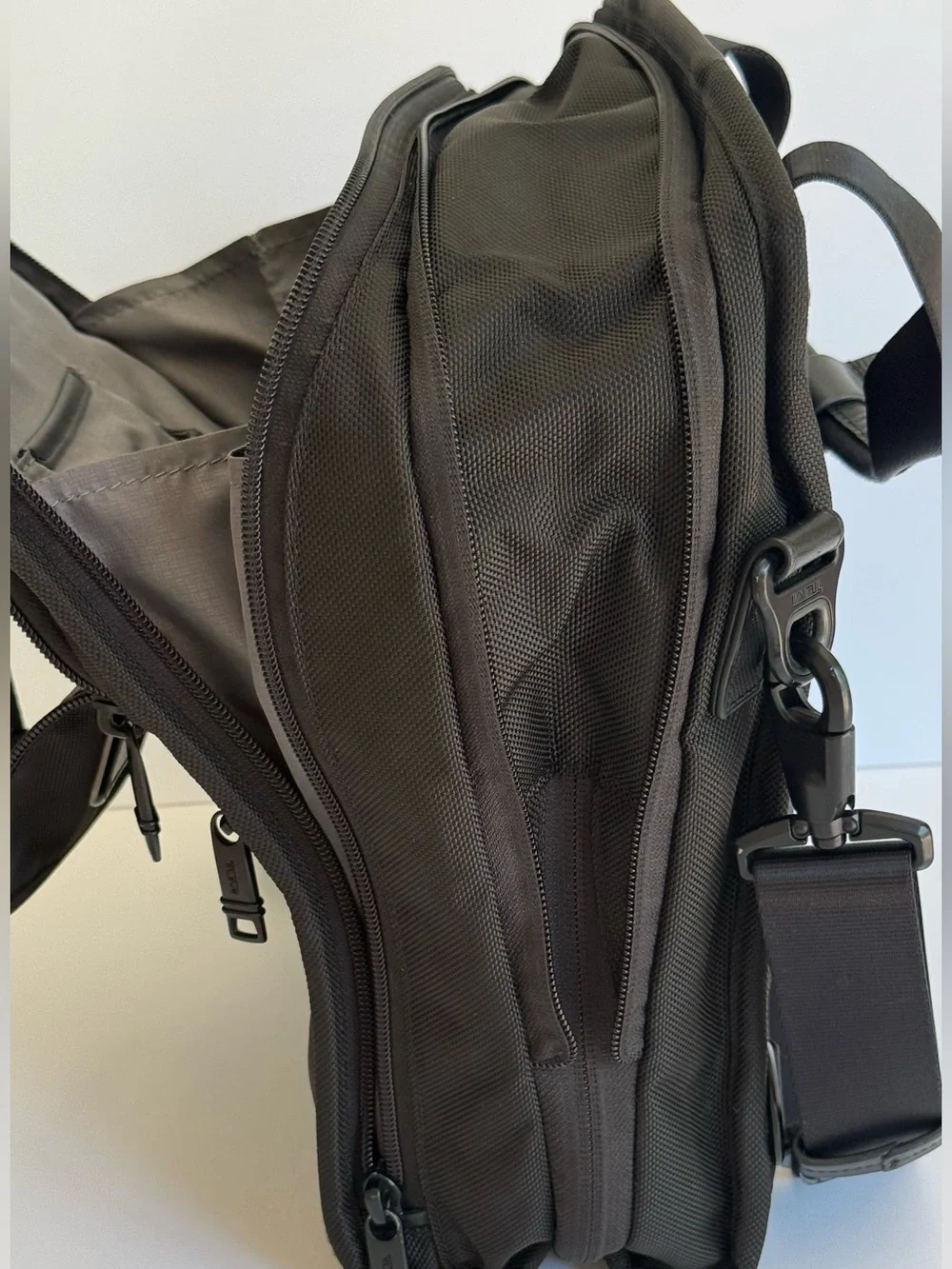 TUMI Alpha 3 Expandable Organizer Travel Tote Briefcase Bag Black Crossbody Mint